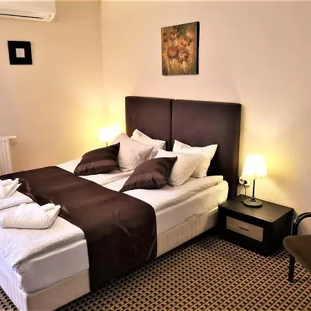 Kikelet Panzio 3*